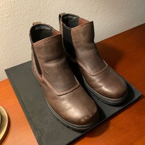 Ariat woman’s work boots size 7.5, used but in great condition.